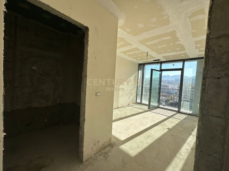 Tirane, shes apartament 3+1+3 , 200 m² 500.000 € (Liqeni i Tiranës)