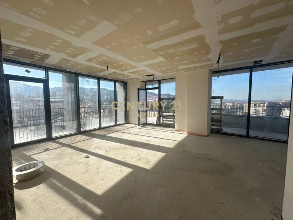 Tirane, shes apartament 3+1+3 , 200 m² 500.000 € (Liqeni i Tiranës)