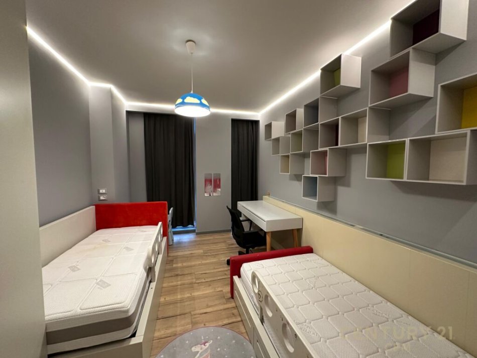 Tirane, jap me qera apartament 2+1+2+POST PARKIMI , 110 m² 1.100 € (Komuna e Parisit)