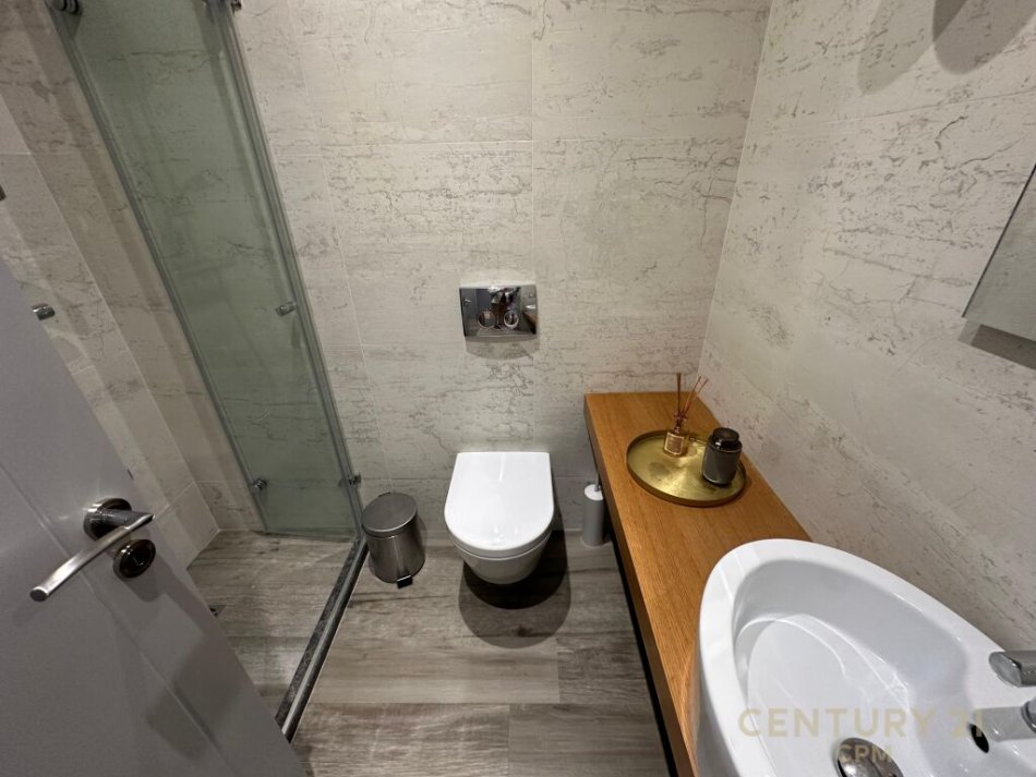 Tirane, jap me qera apartament 2+1+2+POST PARKIMI , 110 m² 1.100 € (Komuna e Parisit)