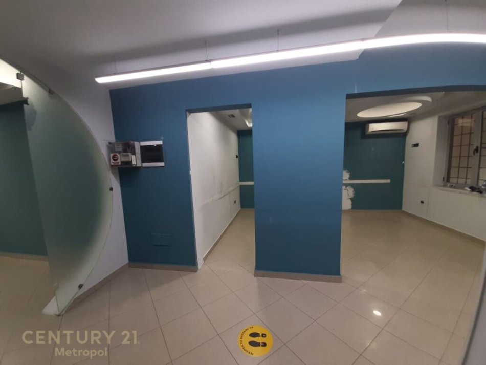 Tirane, jepet me qera Kati 0, 70 m² 500 € (Laprake,Spitali ushtarak)