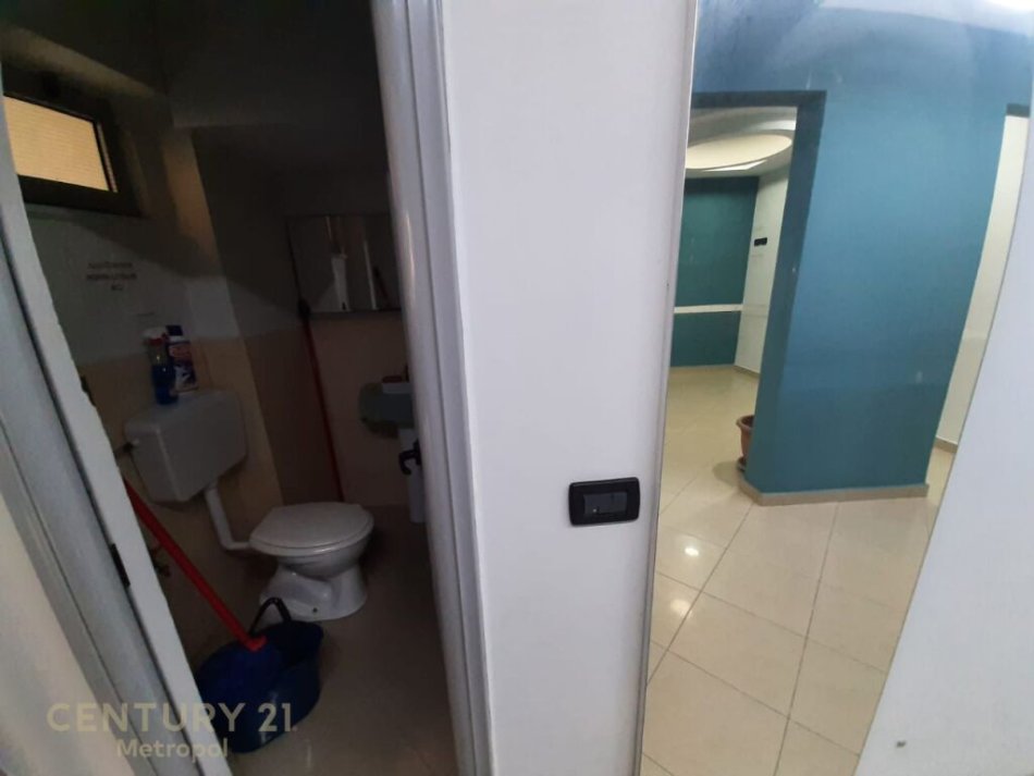 Tirane, jepet me qera Kati 0, 70 m² 500 € (Laprake,Spitali ushtarak)