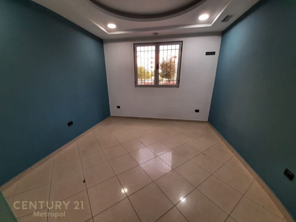 Tirane, jepet me qera Kati 0, 70 m² 500 € (Laprake,Spitali ushtarak)