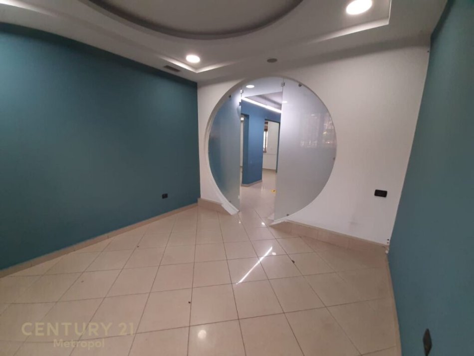 Tirane, jepet me qera Kati 0, 70 m² 500 € (Laprake,Spitali ushtarak)
