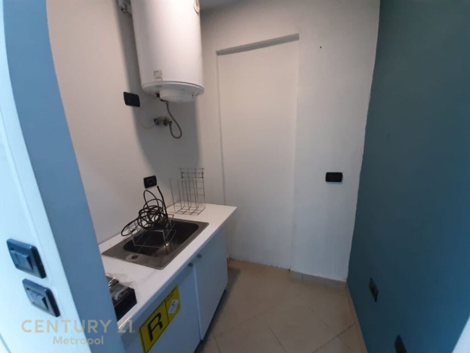 Tirane, jepet me qera Kati 0, 70 m² 500 € (Laprake,Spitali ushtarak)