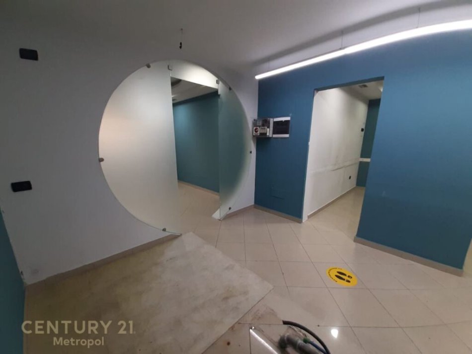 Tirane, jepet me qera Kati 0, 70 m² 500 € (Laprake,Spitali ushtarak)