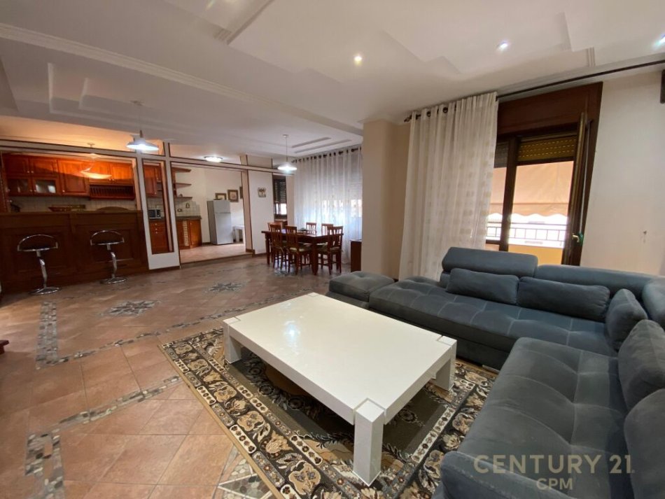 Tirane, jap me qera apartament 3+1+2 +post parkimi+Ballkon , 200 m² 1.000 € (Komuna e Parisit)