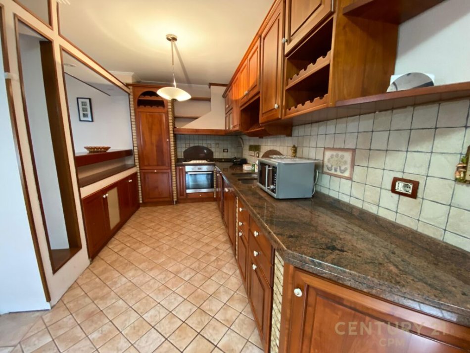 Tirane, jap me qera apartament 3+1+2 +post parkimi+Ballkon , 200 m² 1.000 € (Komuna e Parisit)