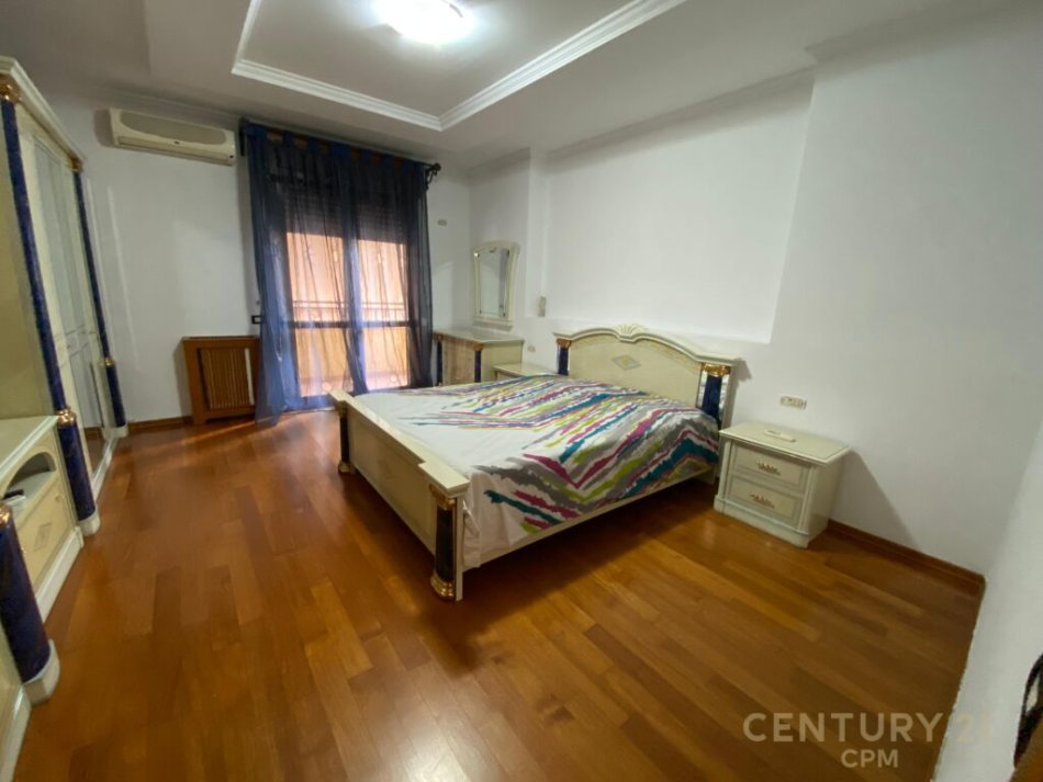 Tirane, jap me qera apartament 3+1+2 +post parkimi+Ballkon , 200 m² 1.000 € (Komuna e Parisit)