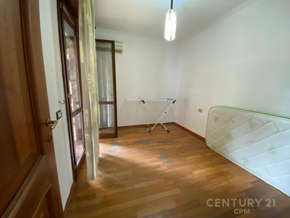 Tirane, jap me qera apartament 3+1+2 +post parkimi+Ballkon , 200 m² 1.000 € (Komuna e Parisit)