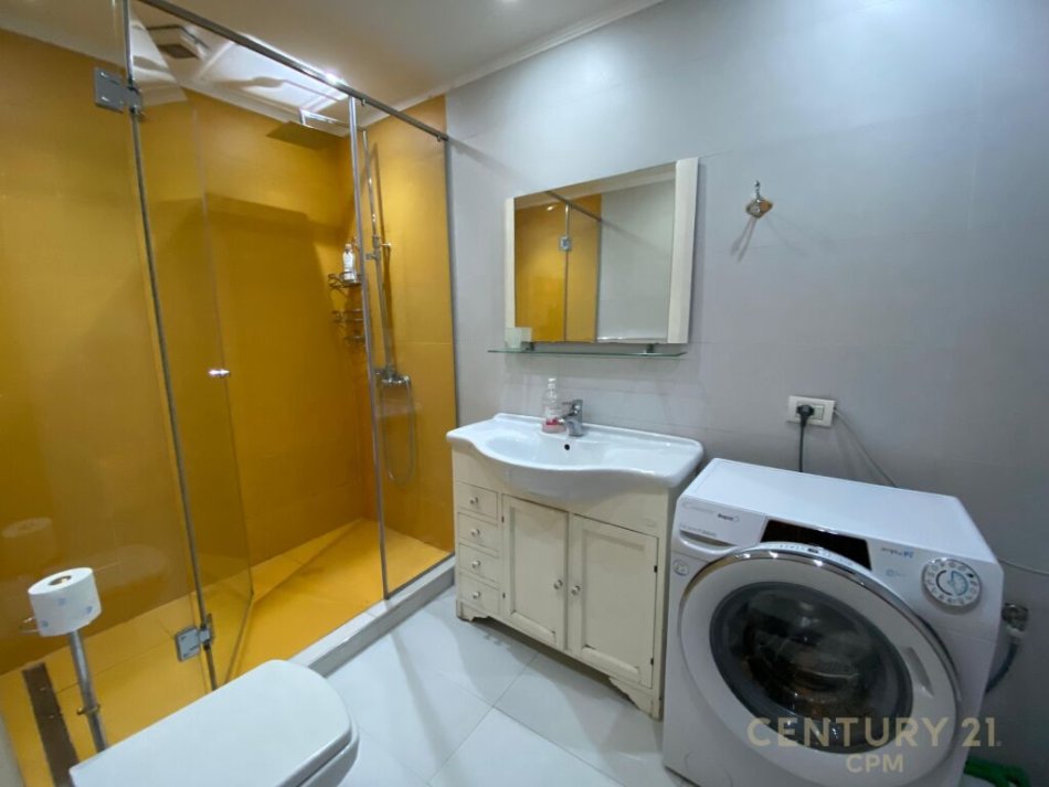 Tirane, jap me qera apartament 3+1+2 +post parkimi+Ballkon , 200 m² 1.000 € (Komuna e Parisit)