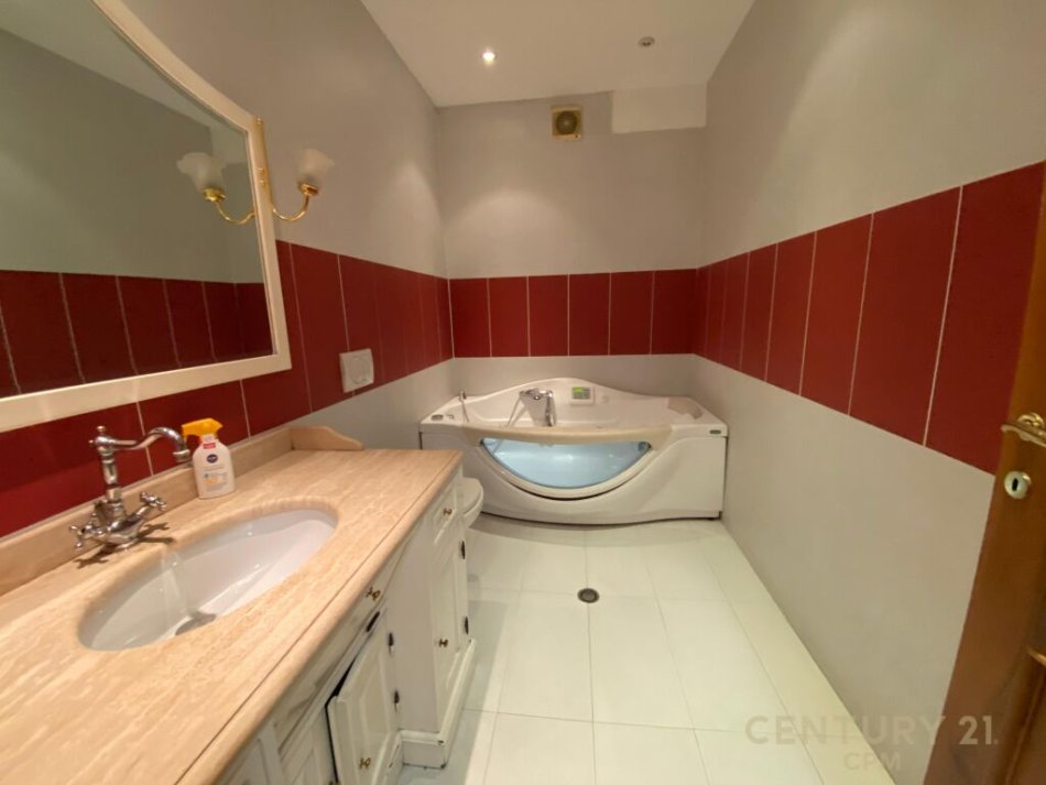 Tirane, jap me qera apartament 3+1+2 +post parkimi+Ballkon , 200 m² 1.000 € (Komuna e Parisit)