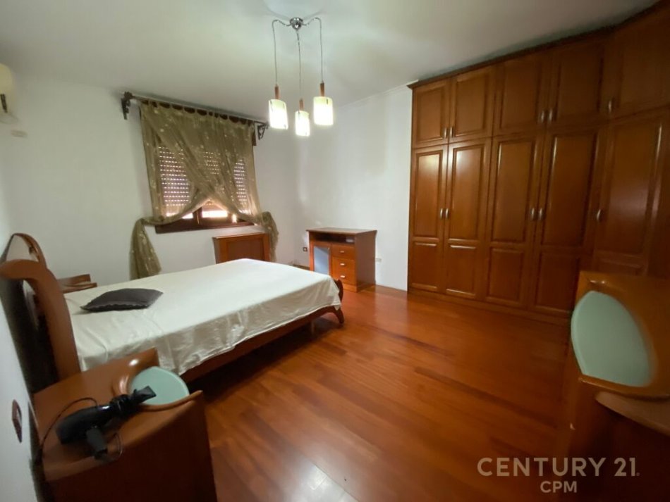 Tirane, jap me qera apartament 3+1+2 +post parkimi+Ballkon , 200 m² 1.000 € (Komuna e Parisit)