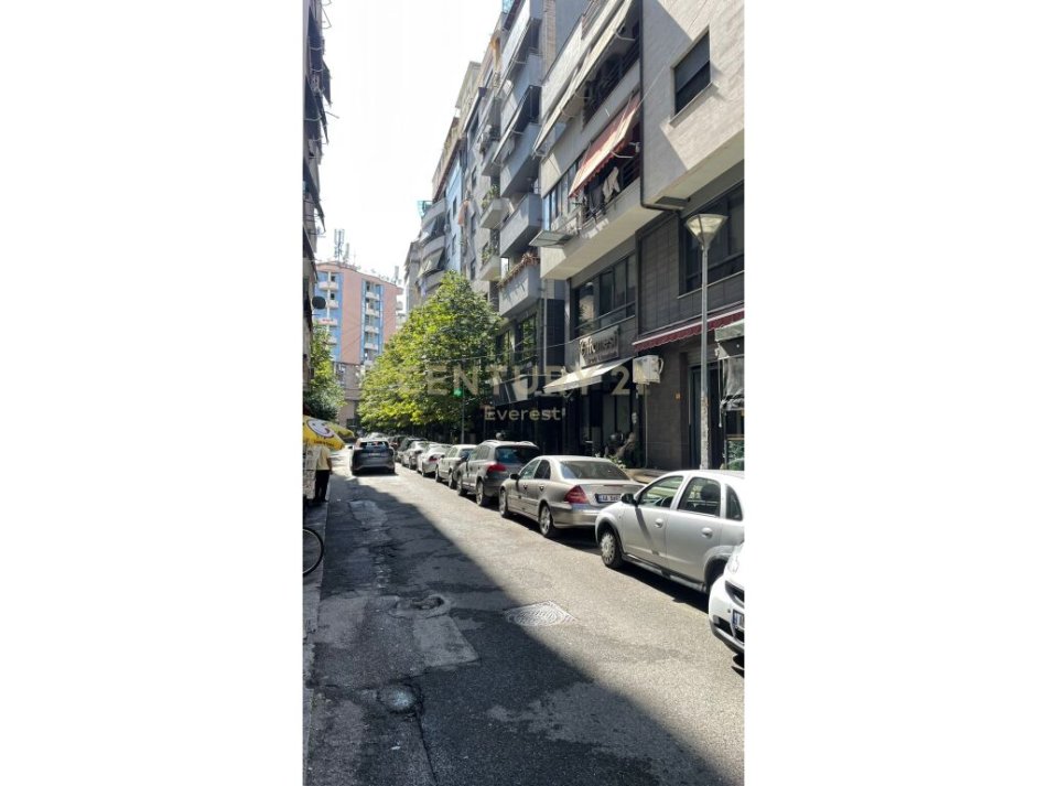 Tirane, jap me qera ambjent biznesi , 125 m² 2.500 € (Ish Blloku)