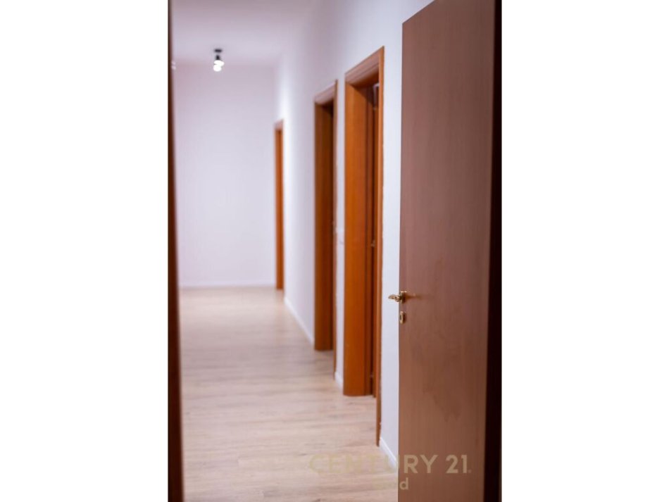 Tirane, shitet apartament 3+1 Kati 7, 144 m² 355.000 € (rruga e barrikadave)