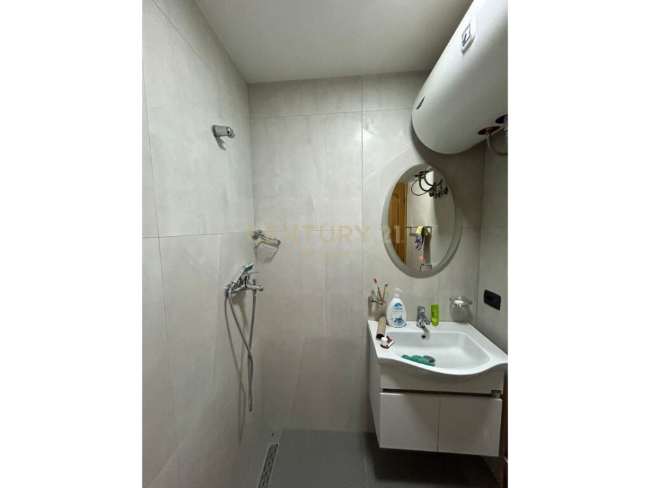Tirane, jepet me qera apartament 2+1 , 100 m² 800 € (pazari i ri)