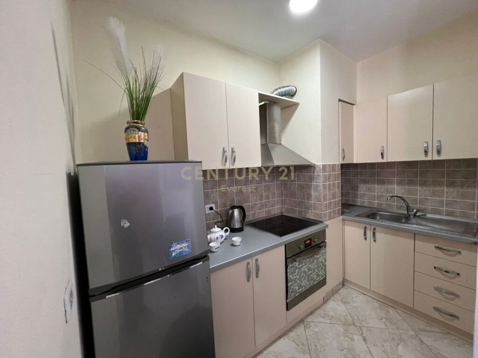 Tirane, jepet me qera apartament 1+1 Kati 3, 42 m² 550 € (rruga e barrikadave)