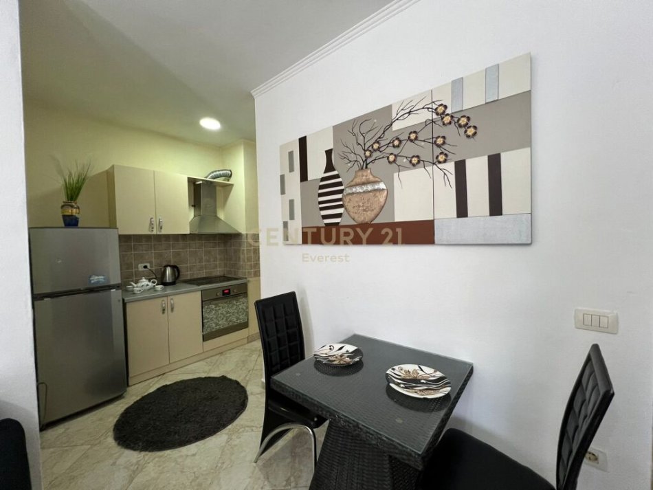 Shqiperi, jepet me qera garsonier 1+1 Kati 3, 42 m² 550 € (Rruga e Barrikadave)