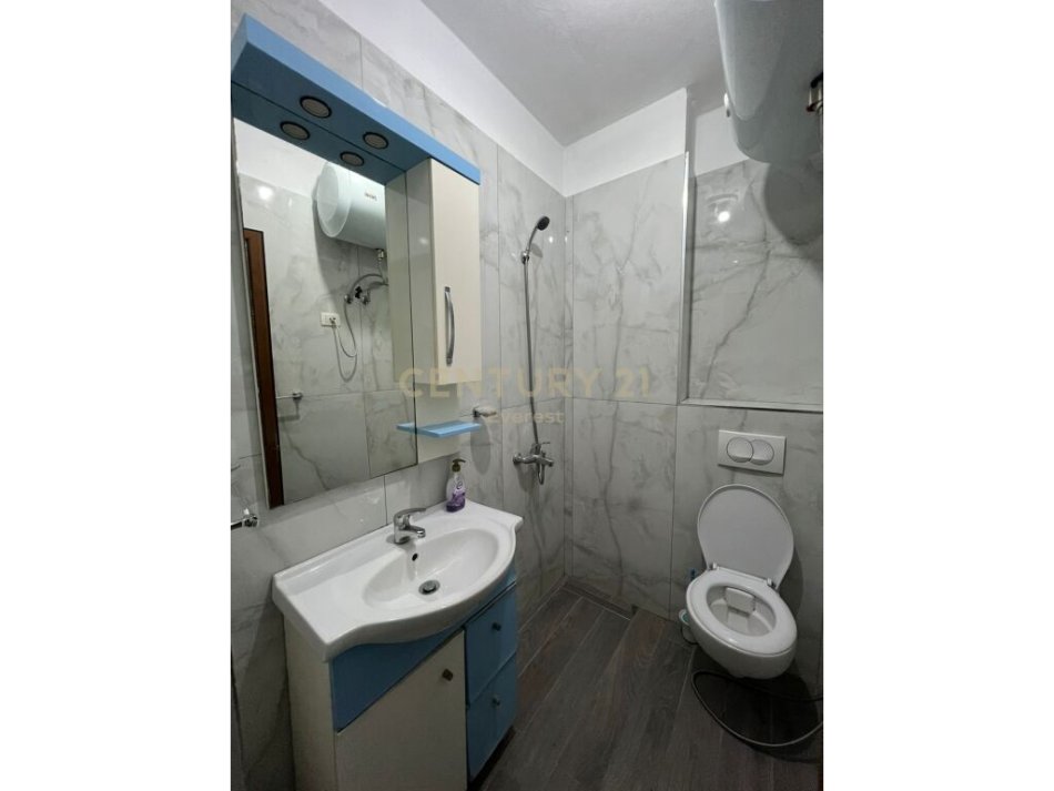Shqiperi, jepet me qera garsonier 1+1 Kati 3, 42 m² 550 € (Rruga e Barrikadave)