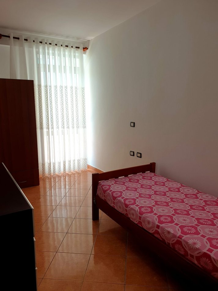 Tirane, jepet me qera apartament 2+1+Ballkon Kati 4, 100 m² 400 € (Rrga Besim Alla, Yzberisht)