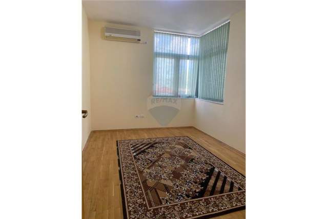 Tirane, jepet me qera apartament 3+1 138 m² 790 Euro (Rruga e Elbasanit)