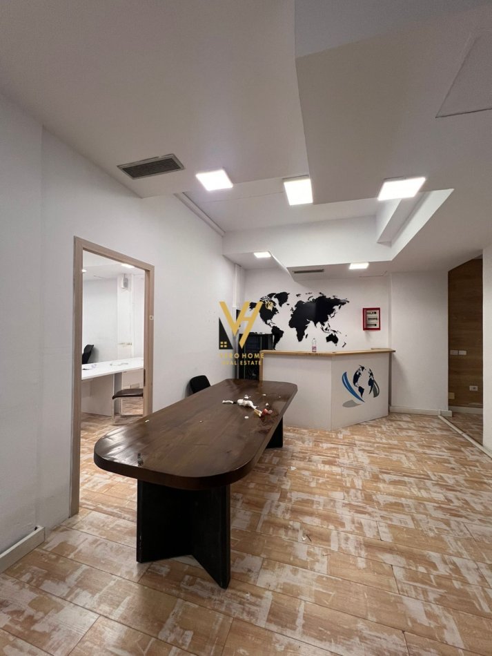 Tirane, jepet me qera zyre Kati 0, 200 m² 2.500 € (SELVIA)