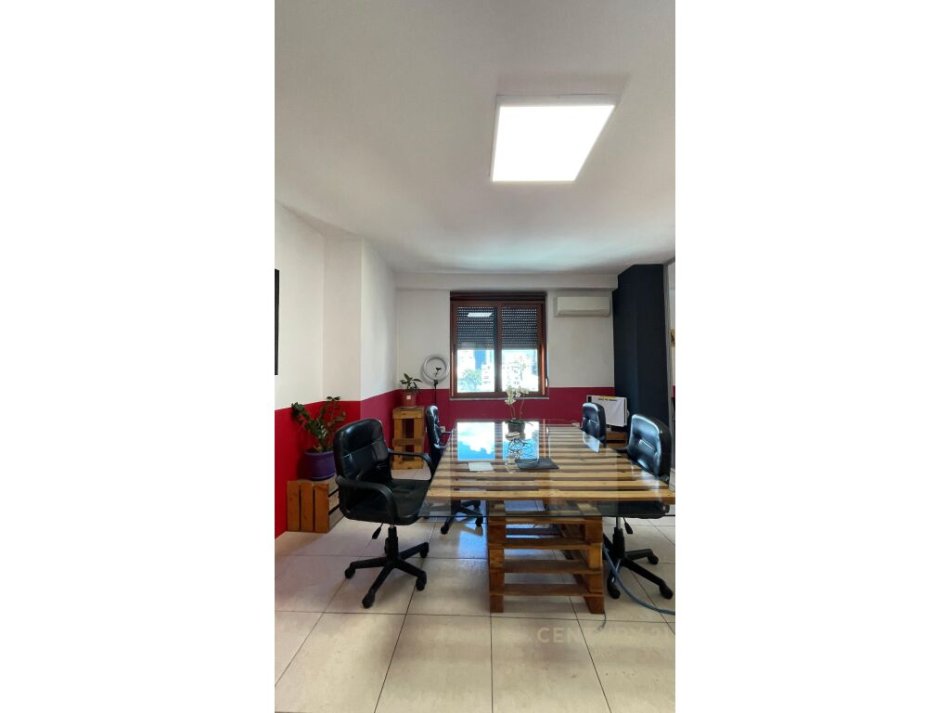 Tirane, jepet me qera ambjent biznesi Kati 6, 371 m² 2.500 € (Ish Stacioni i Trenit)