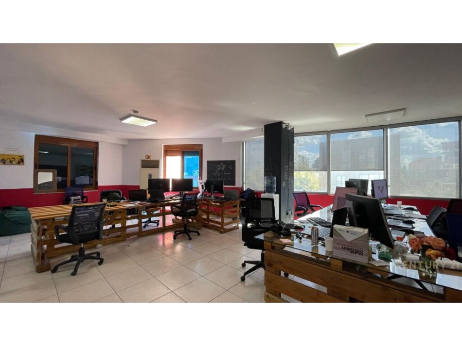 Tirane, jepet me qera ambjent biznesi Kati 6, 371 m² 2.500 € (Ish Stacioni i Trenit)