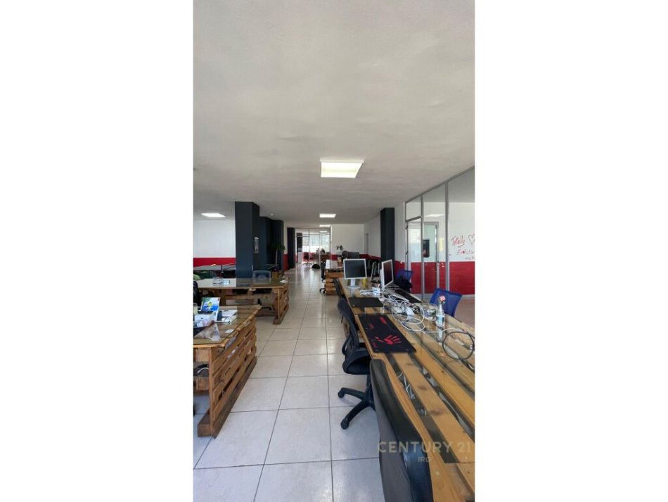 Tirane, jepet me qera ambjent biznesi Kati 6, 371 m² 2.500 € (Ish Stacioni i Trenit)