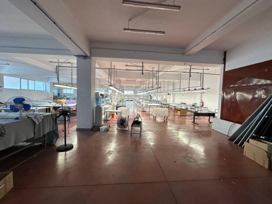 Tirane, jepet me qera magazine Kati 2, 1.600 m² 6.400 € (Prush)