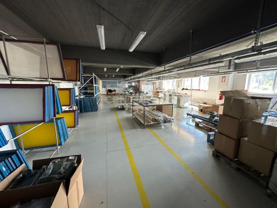 Tirane, jepet me qera magazine Kati 2, 1.600 m² 6.400 € (Prush)