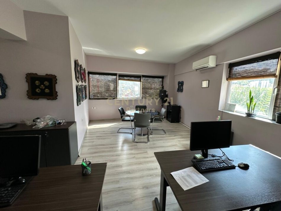 Tirane, jepet me qera magazine Kati 2, 1.600 m² 6.400 € (Prush)