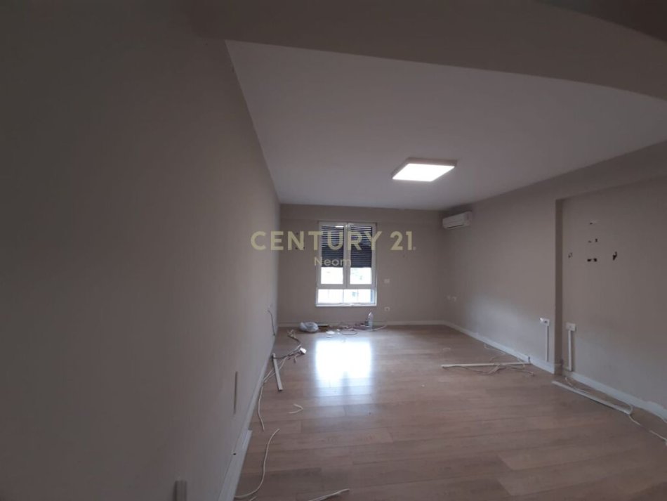 Tirane, jap me qera zyre , 173 m² 2.500 € (Myslym Shyri)