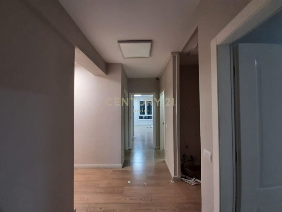 Tirane, jepet me qera apartament 3+1 Kati 8, 173 m² 2.500 € (myslym shyr)