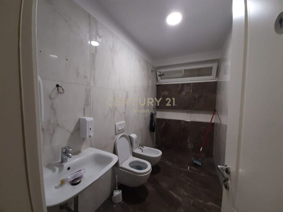 Tirane, jap me qera zyre , 173 m² 2.500 € (Myslym Shyri)