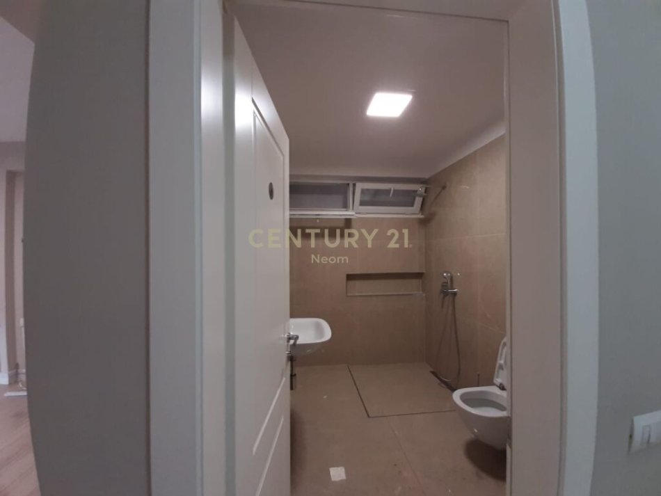Tirane, jap me qera zyre , 173 m² 2.500 € (Myslym Shyri)