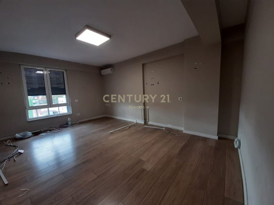 Tirane, jap me qera zyre , 173 m² 2.500 € (Myslym Shyri)