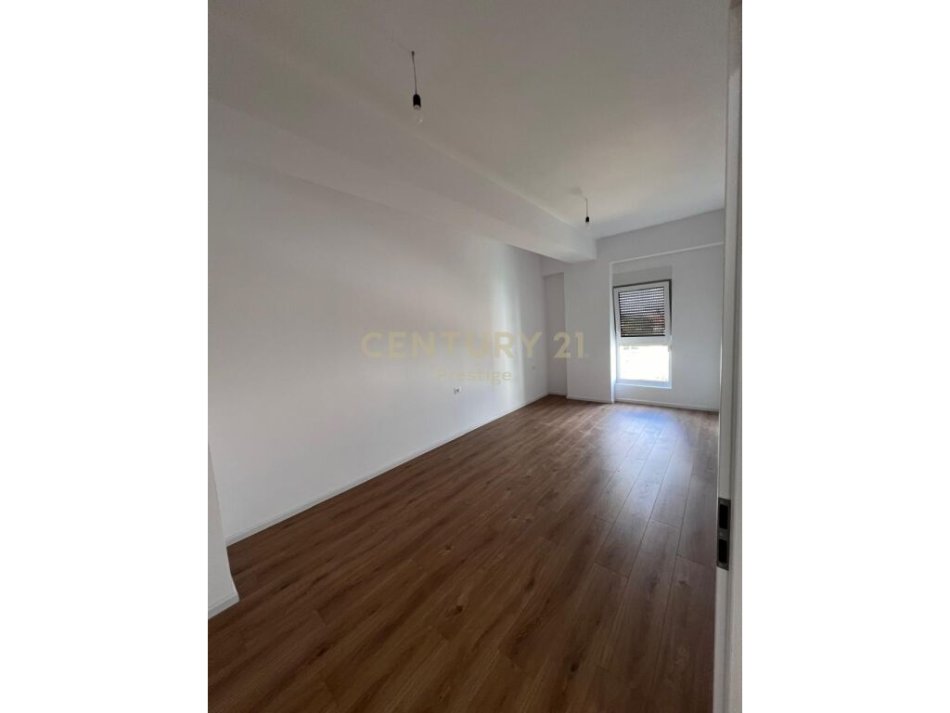 Tirane, shitet apartament 1+1 , 64 m² 91.000 € (ali demi)