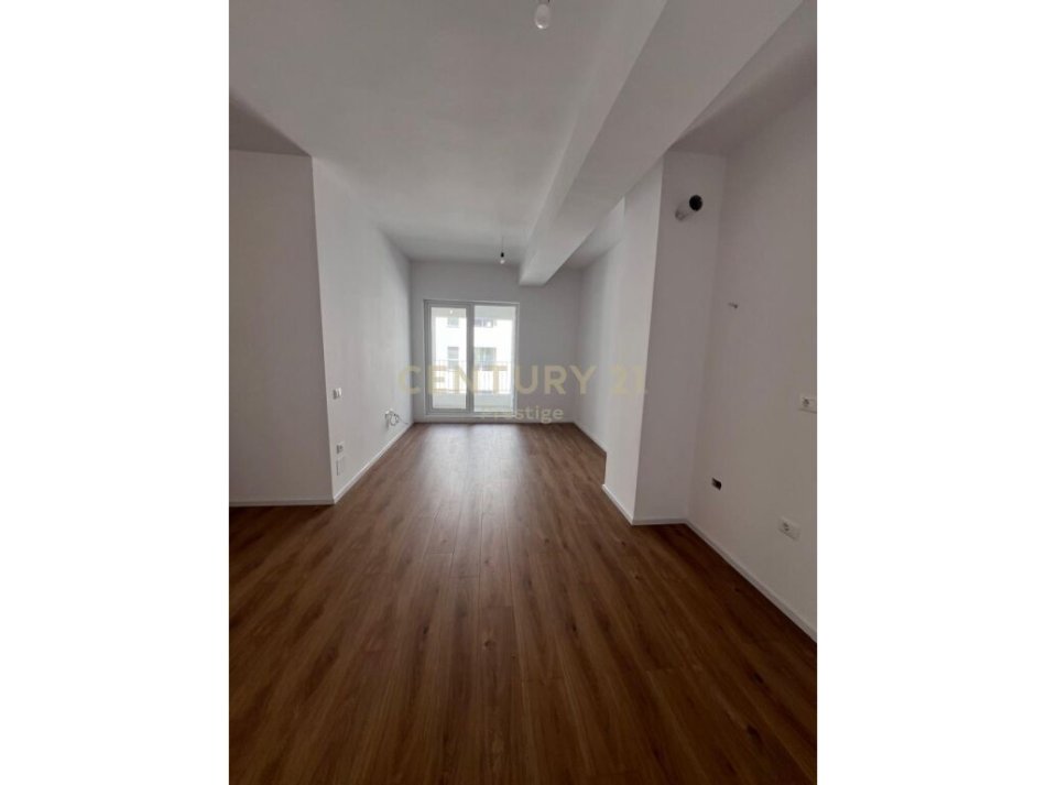 Tirane, shitet apartament 1+1 Kati 5, 61 m² 85.500 € (ali demi)