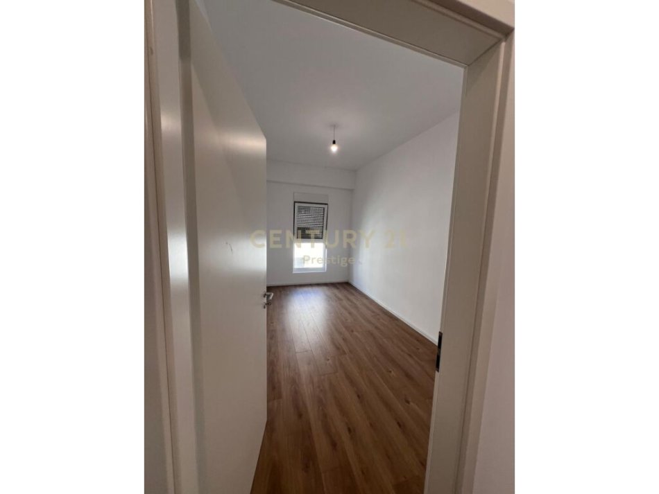 Tirane, shitet apartament 1+1 Kati 5, 61 m² 85.500 € (ali demi)