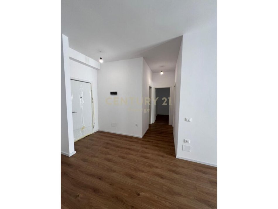 Tirane, shitet apartament 1+1 Kati 5, 61 m² 85.500 € (ali demi)