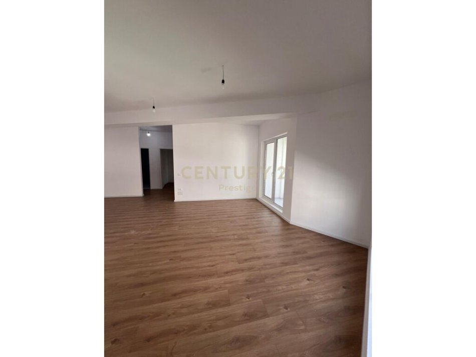 Tirane, shitet apartament 1+1 Kati 5, 61 m² 85.500 € (ali demi)