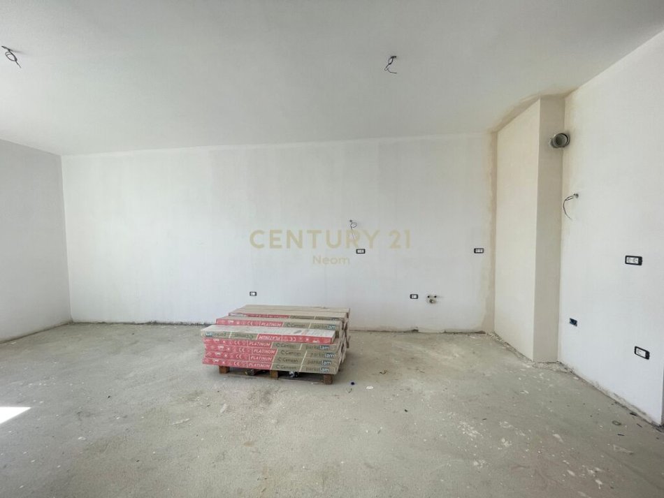 Tirane, shes apartament 2+1+Ballkon Kati 6, 103 m² 123.000 € (prane Bulevardit te Ri)   Neom101737