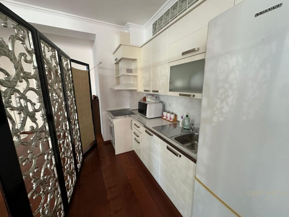 Tirane, jepet me qera apartament 2+1 Kati 5, 155 m² 1.000 € (Rruga Bogdani IRG101758)