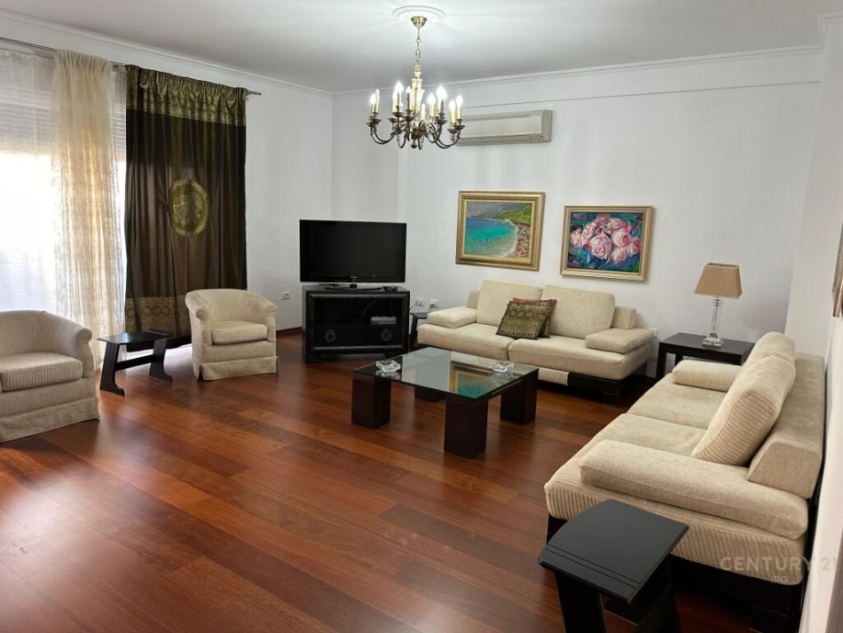 Tirane, jepet me qera apartament 2+1 Kati 5, 155 m² 1.000 € (Rruga Bogdani IRG101758)