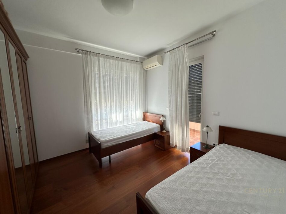 Tirane, jepet me qera apartament 2+1 Kati 5, 155 m² 1.000 € (Rruga Bogdani IRG101758)