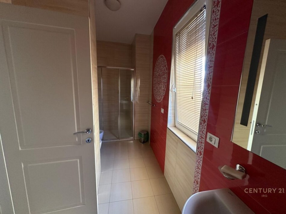 Tirane, jepet me qera apartament 2+1 Kati 5, 155 m² 1.000 € (Rruga Bogdani IRG101758)