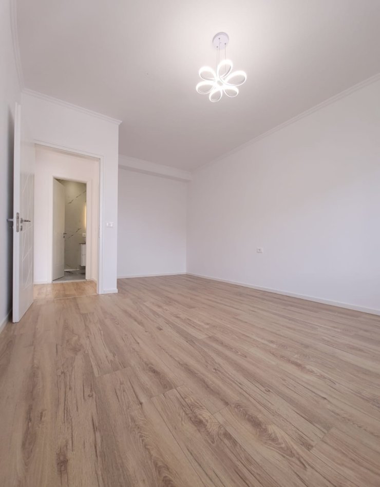 Shitet apartament 2+1 tek Zogu i Zi.