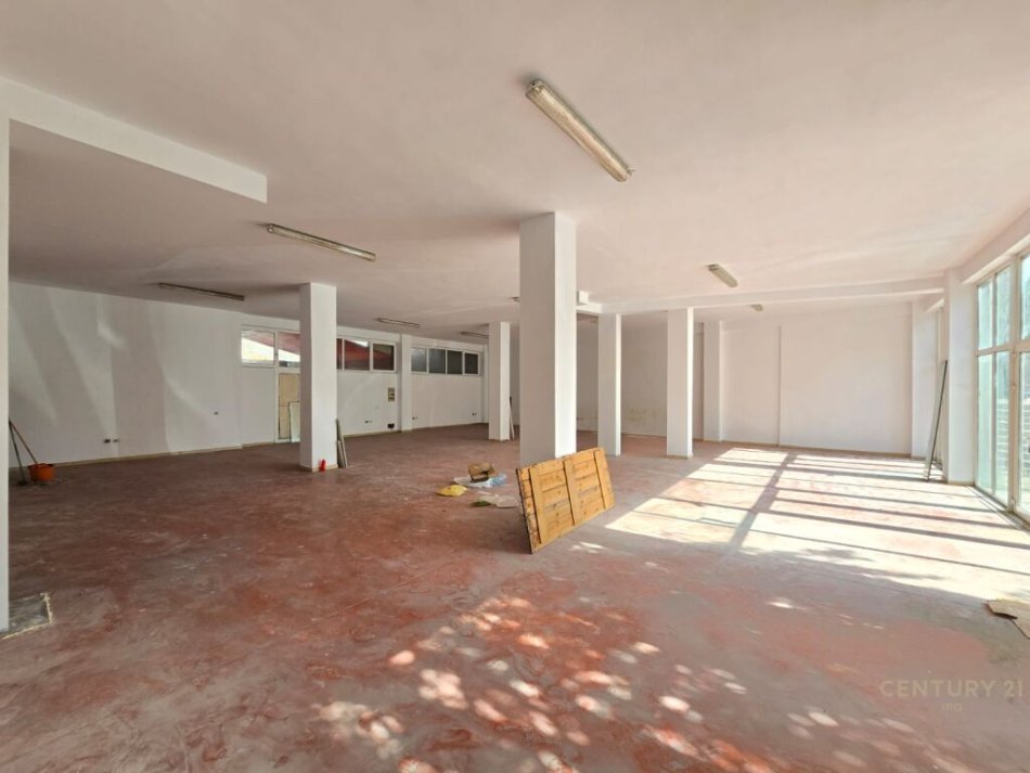 Tirane, jepet me qera ambjent biznesi Kati 0, 260 m² 1.800 € 