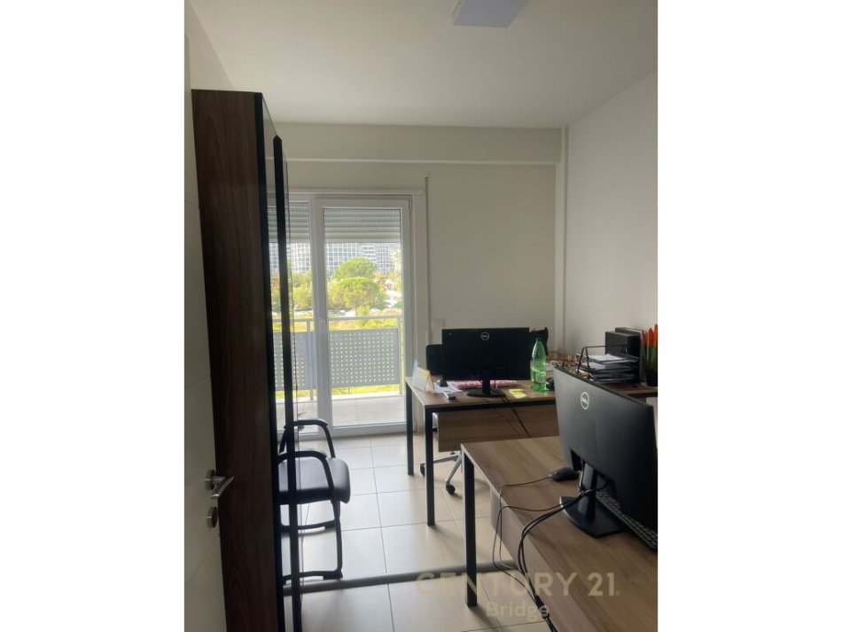 Tirane, jap me qera zyre , 172 m² 2.000 € (Rruga e Kosovarëve)